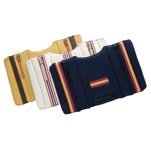 Três almofadas retangulares com padrão listrado em amarelo, branco e azul escuro