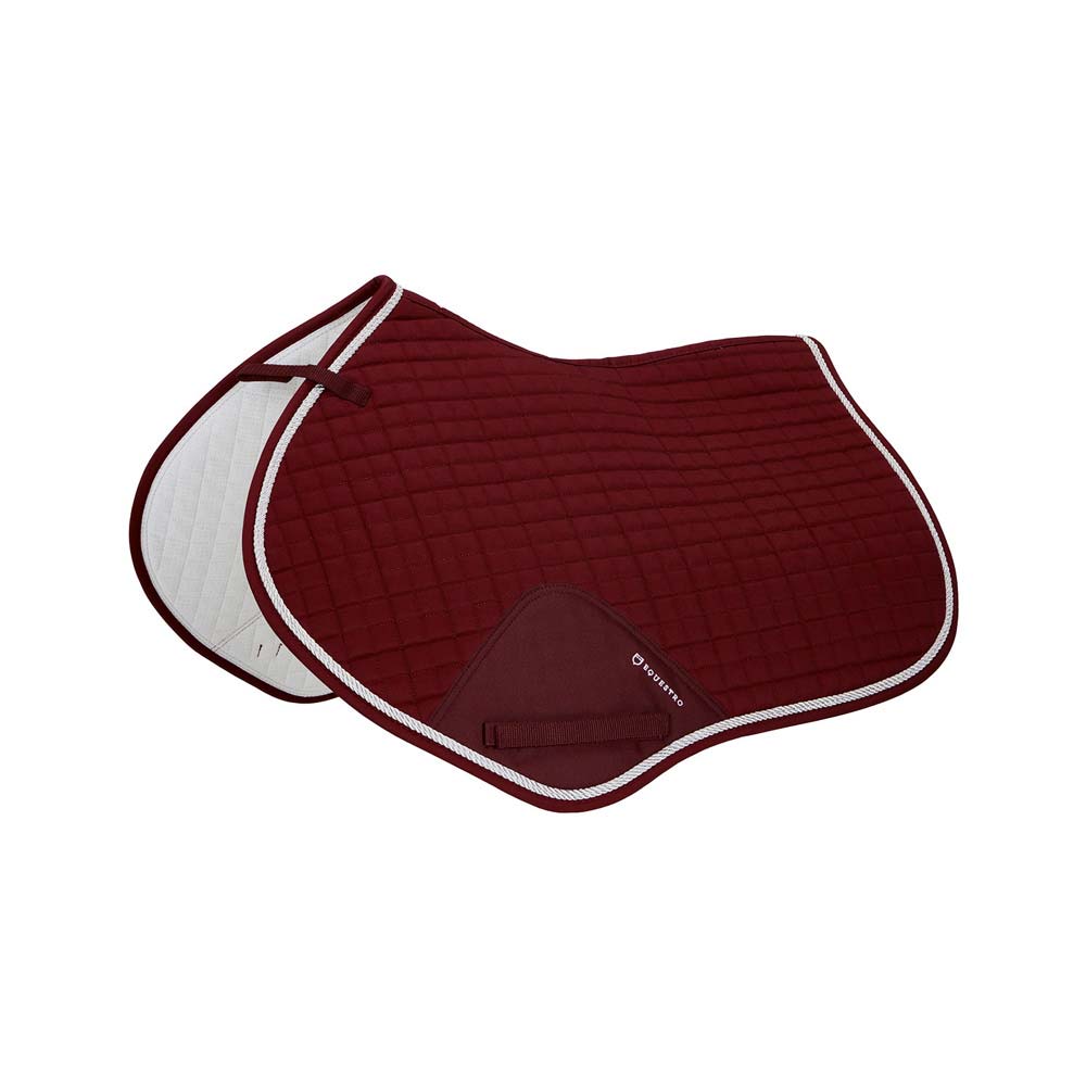 Conjunto de duas mantas de sela para cavalo, uma branca e outra bordô acolchoadas.