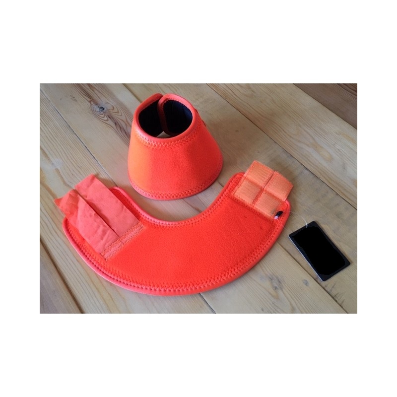 Produtos de proteção em tecido laranja fluorescente com tiras de velcro sobre madeira clara