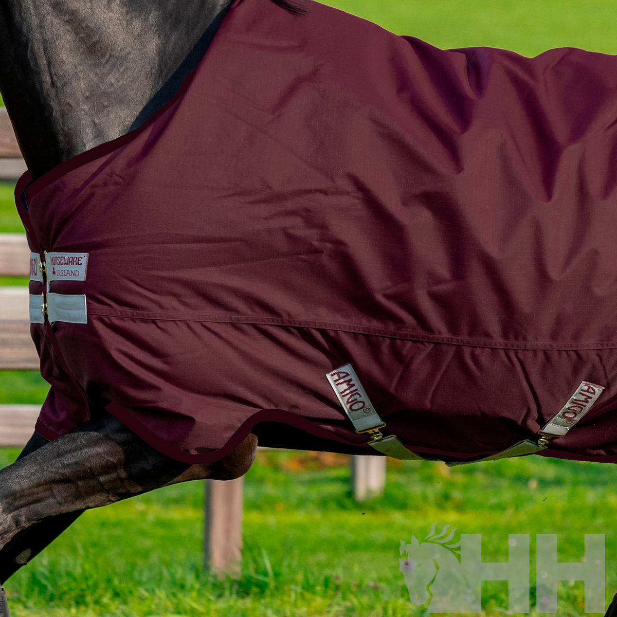 Cobertura vinho para cavalo com tiras cinzentas e etiqueta Horseware Ireland