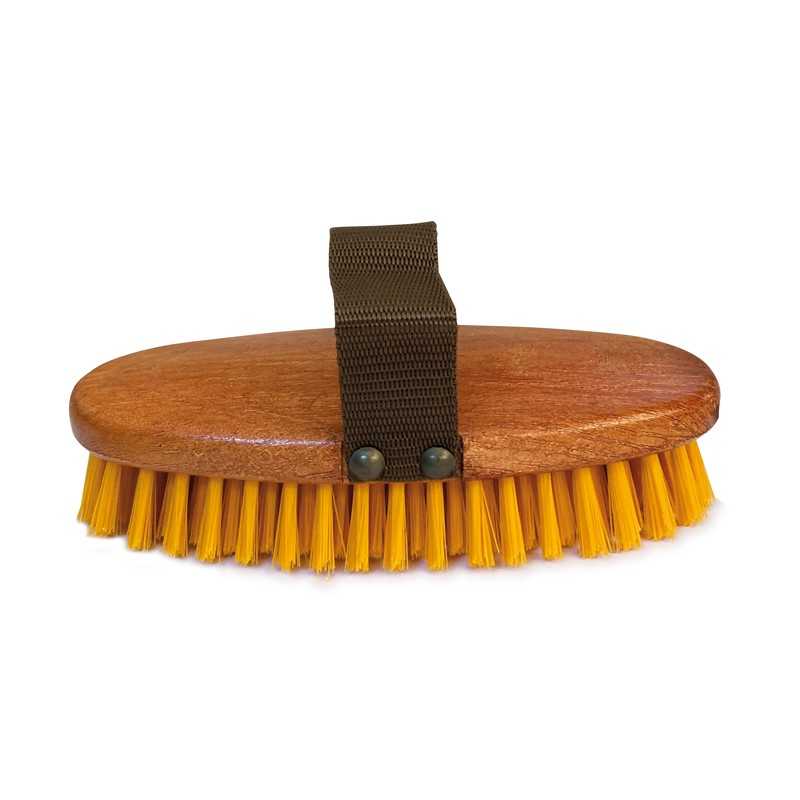 Escova com base de madeira castanha e cerdas amarelas