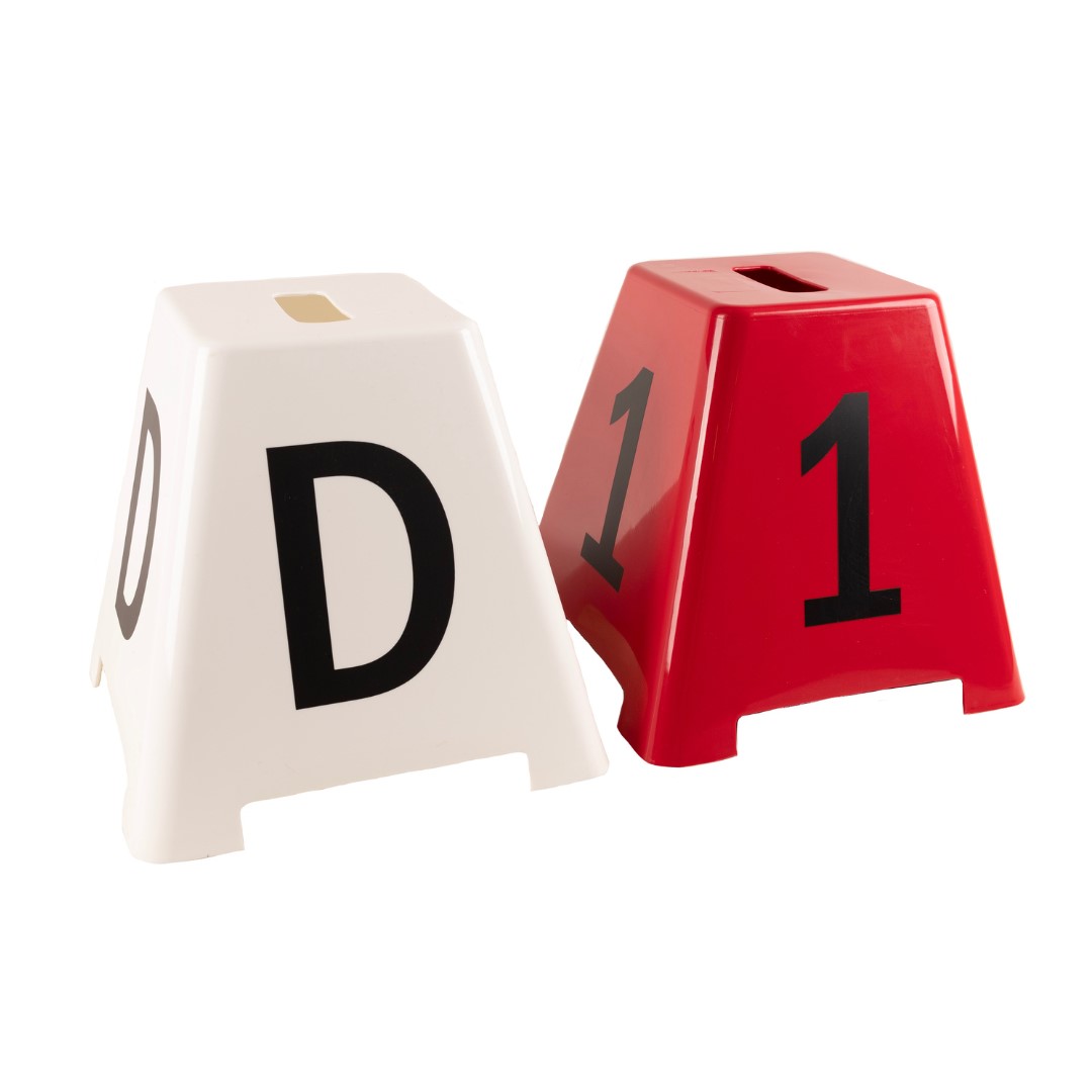 Peças de plástico branca com letra D e vermelha com número 1