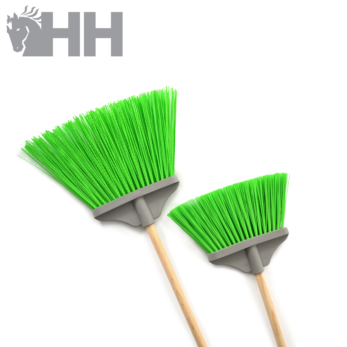 Conjunto de duas vassouras com cerdas verdes e cabos de madeira