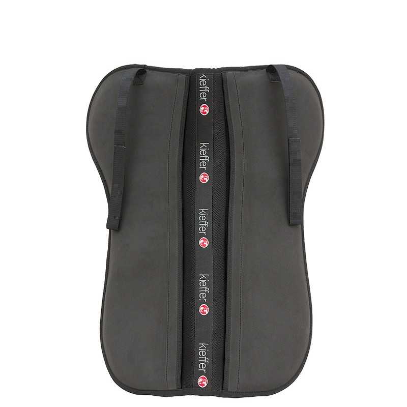 Mochila preta com alças e fecho zip, texto Kiefer e logotipo vermelho