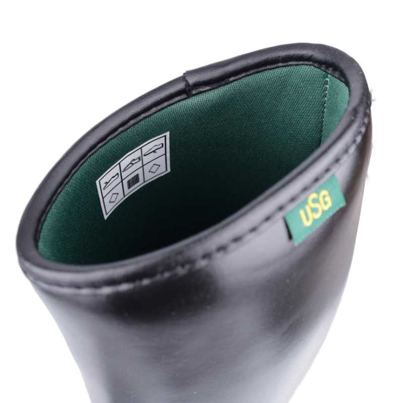 Bota preta de couro com interior verde escuro e etiqueta USG