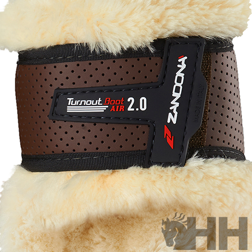 bota marrom perfurada com interior peludo e etiquetas Turnout Boot Air 2.0 e ZANDONA