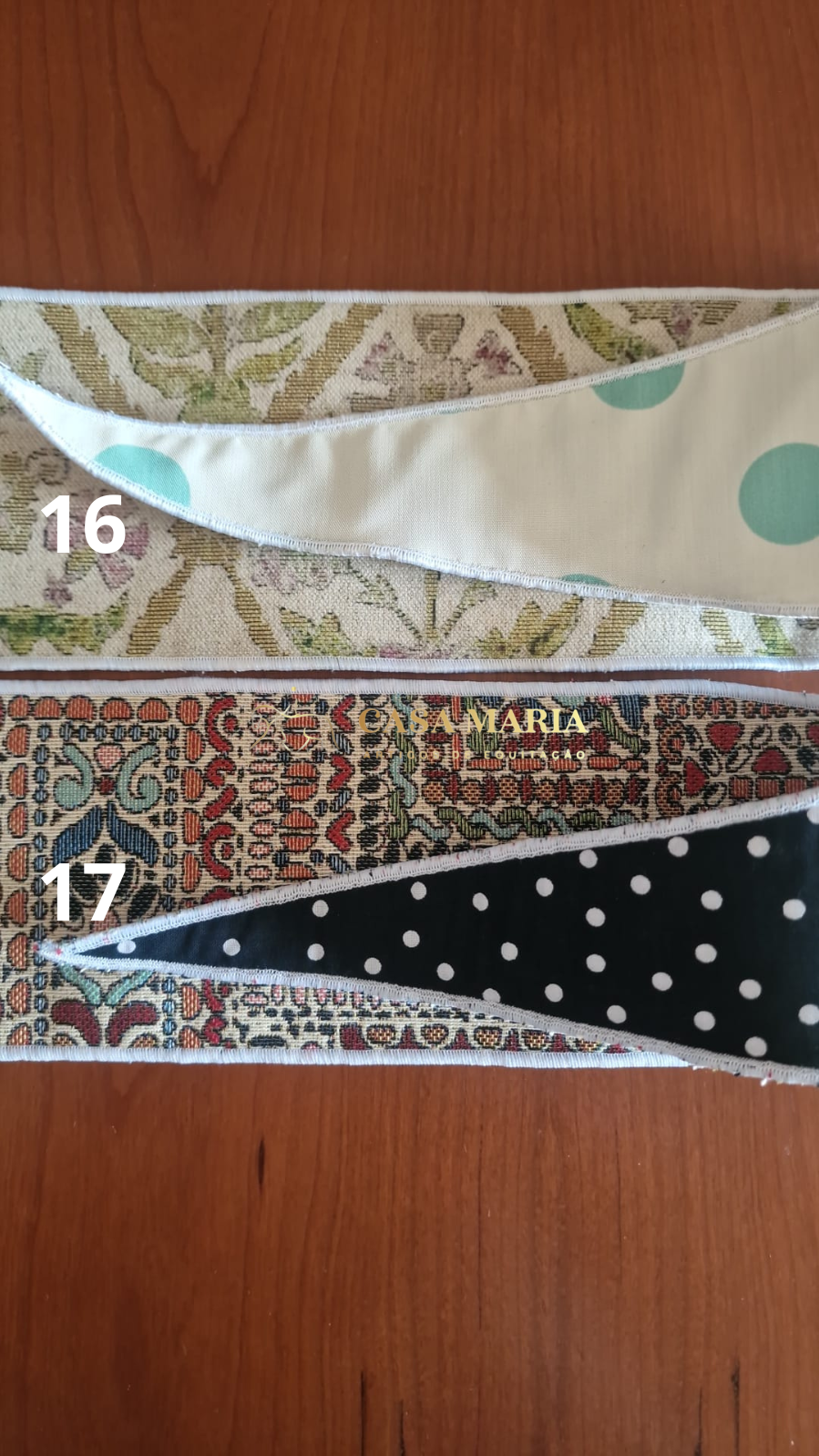 Dois lenços quadrados coloridos com padrões distintos sobre madeira e pano decorativo.