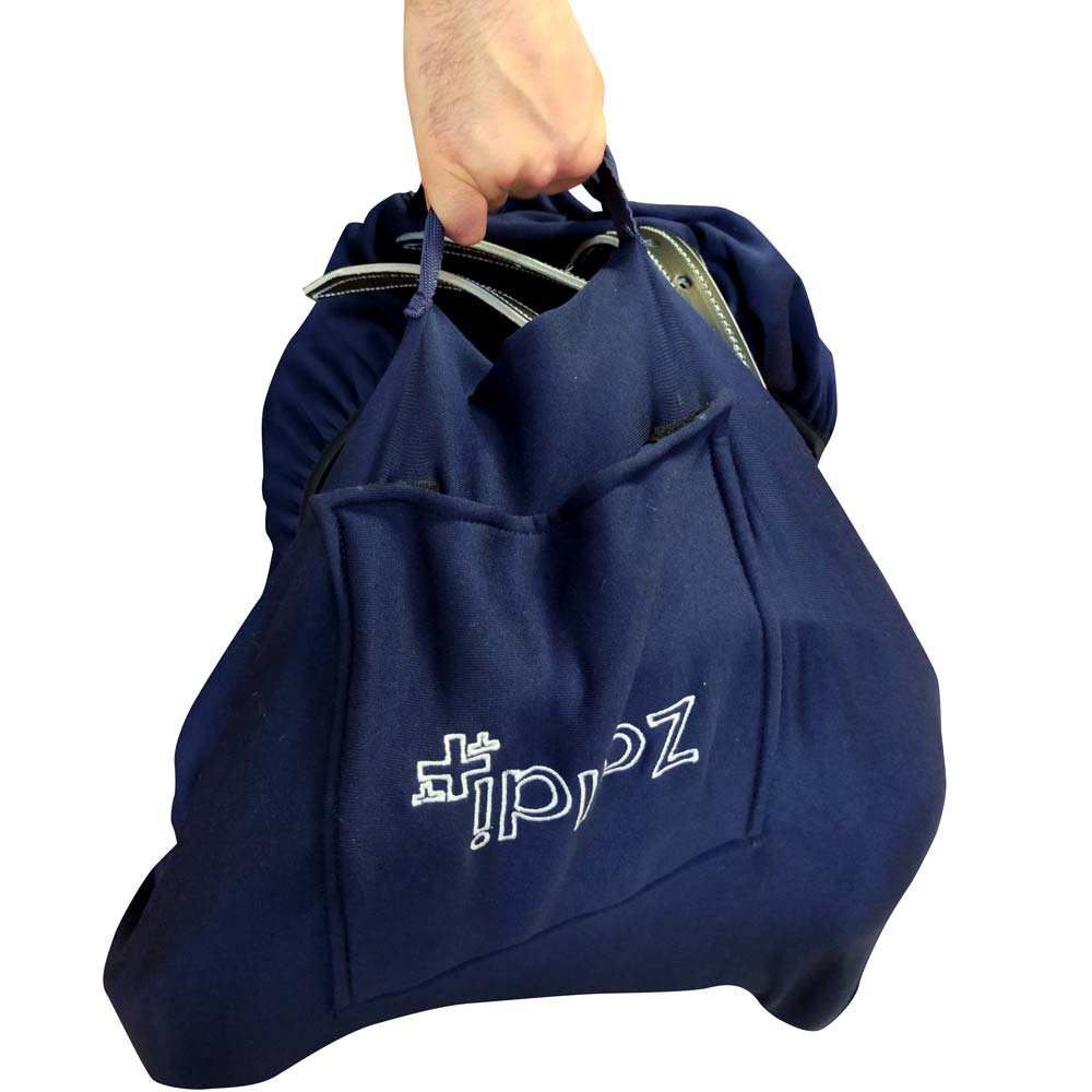 Mochila azul escuro com logotipo branco e dois bolsos frontais, segurada por uma mão