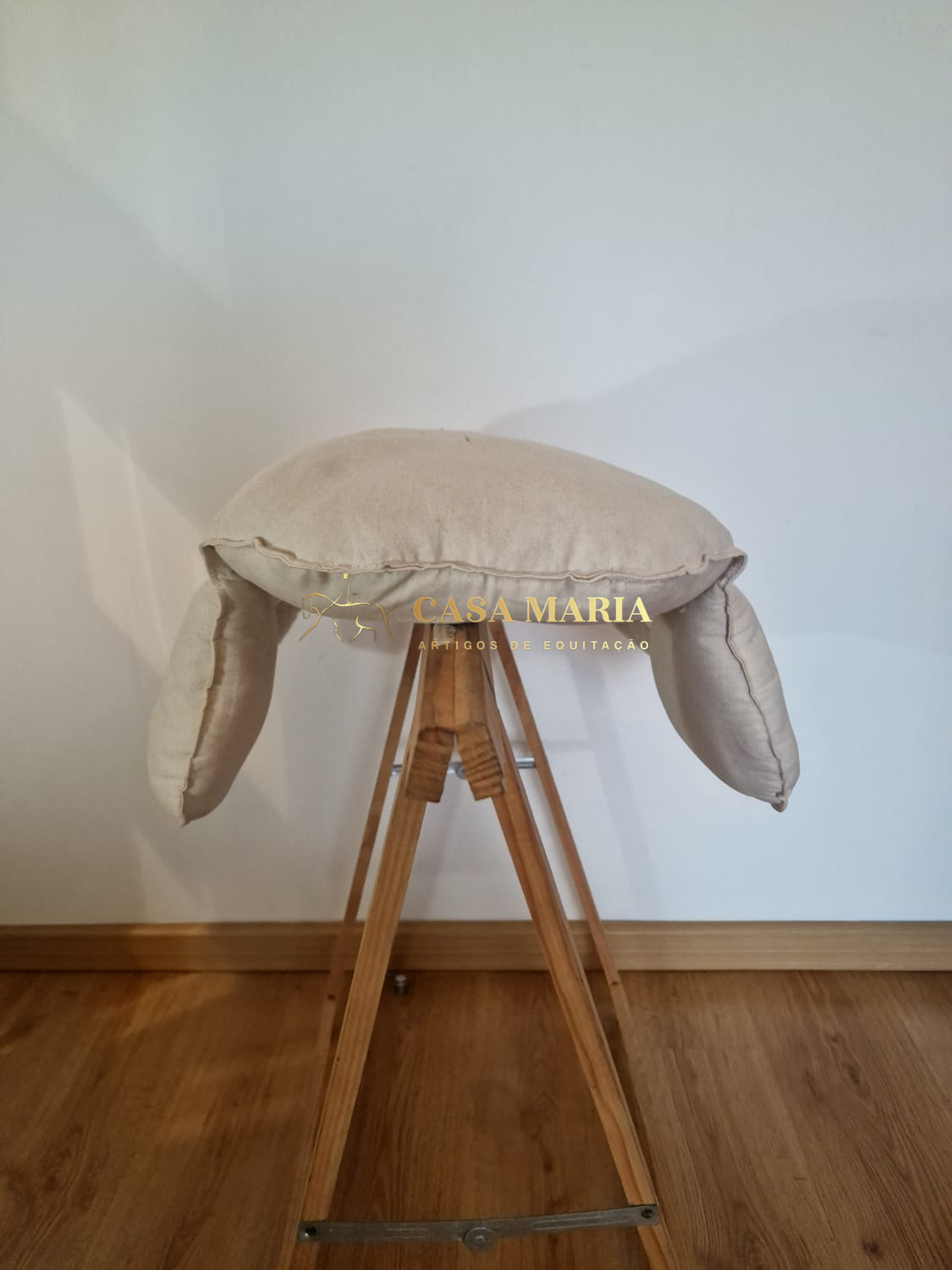 Banco de madeira com assento almofadado bege e abas acolchoadas laterais