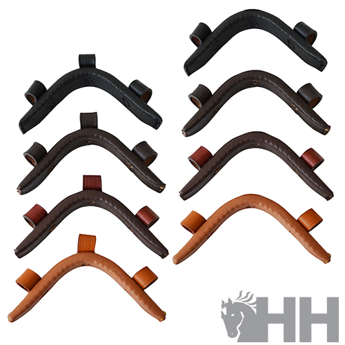 Oito pegas de couro em várias cores e com costuras, organizadas em duas colunas sobre fundo branco