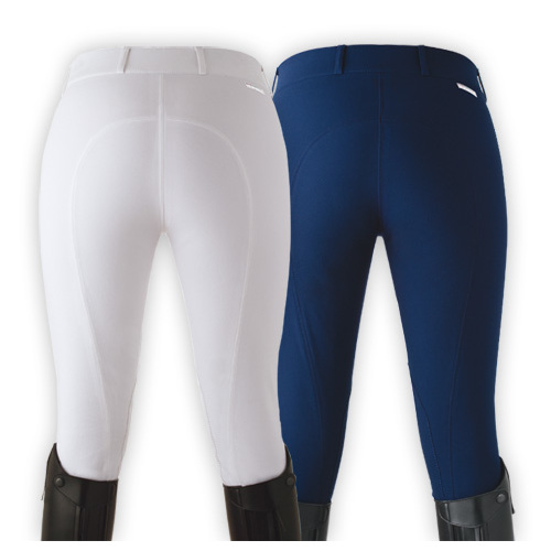 Duas calças de equitação brancas e azul escuro com botas pretas