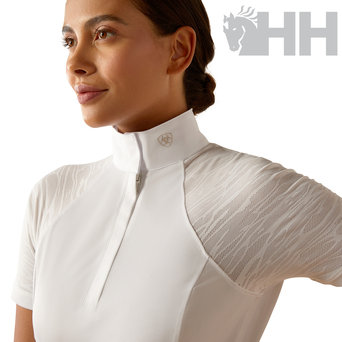 Camisola branca de manga curta com gola subida e fecho zip até ao peito