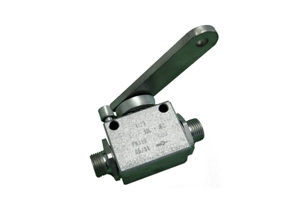 válvula de metal prateada com alavanca em fundo branco
