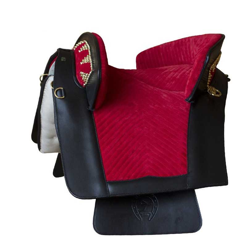 Sela de cavalo vermelha e preta com detalhes em couro e dourado