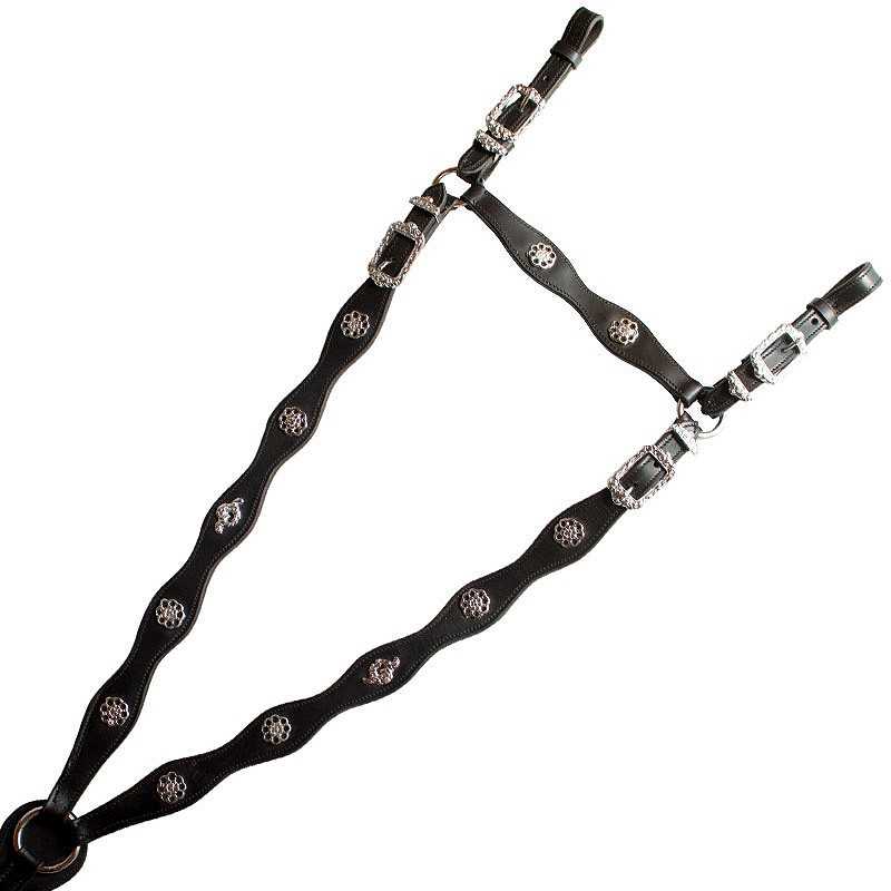 Peitoral para cavalo preto com fivelas e detalhes metálicos
