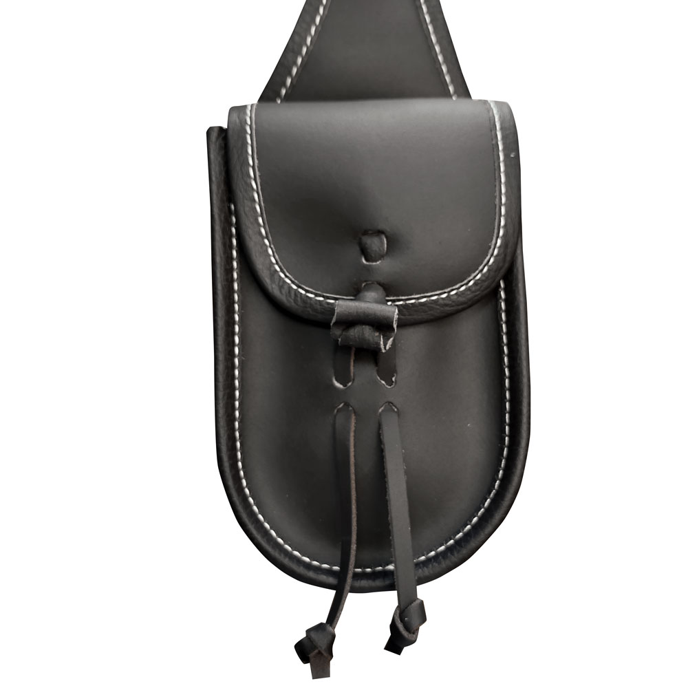 Bolsa pequena em pele preta com costura branca e fecho por aba