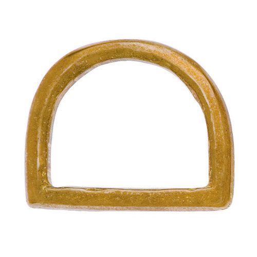 Argola metálica dourada em forma de D sobre fundo branco