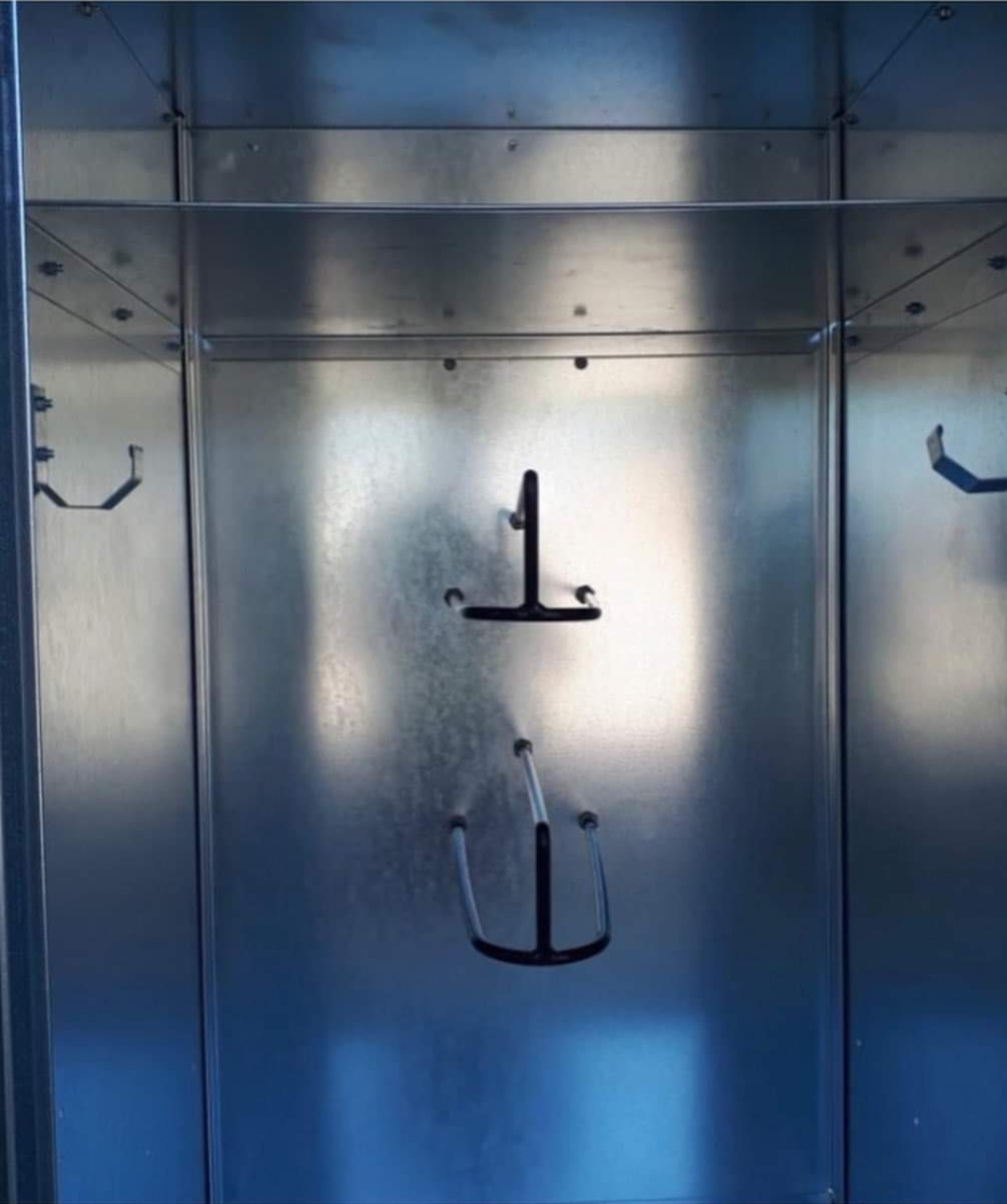 Cabine de duche metálica com ganchos e barras para pendurar