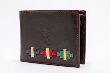 Carteira castanha em pele com padrão colorido e iniciais BC gravadas