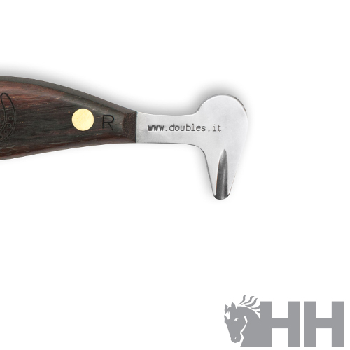 Ferramenta de corte com cabo de madeira e ponta metálica com texto