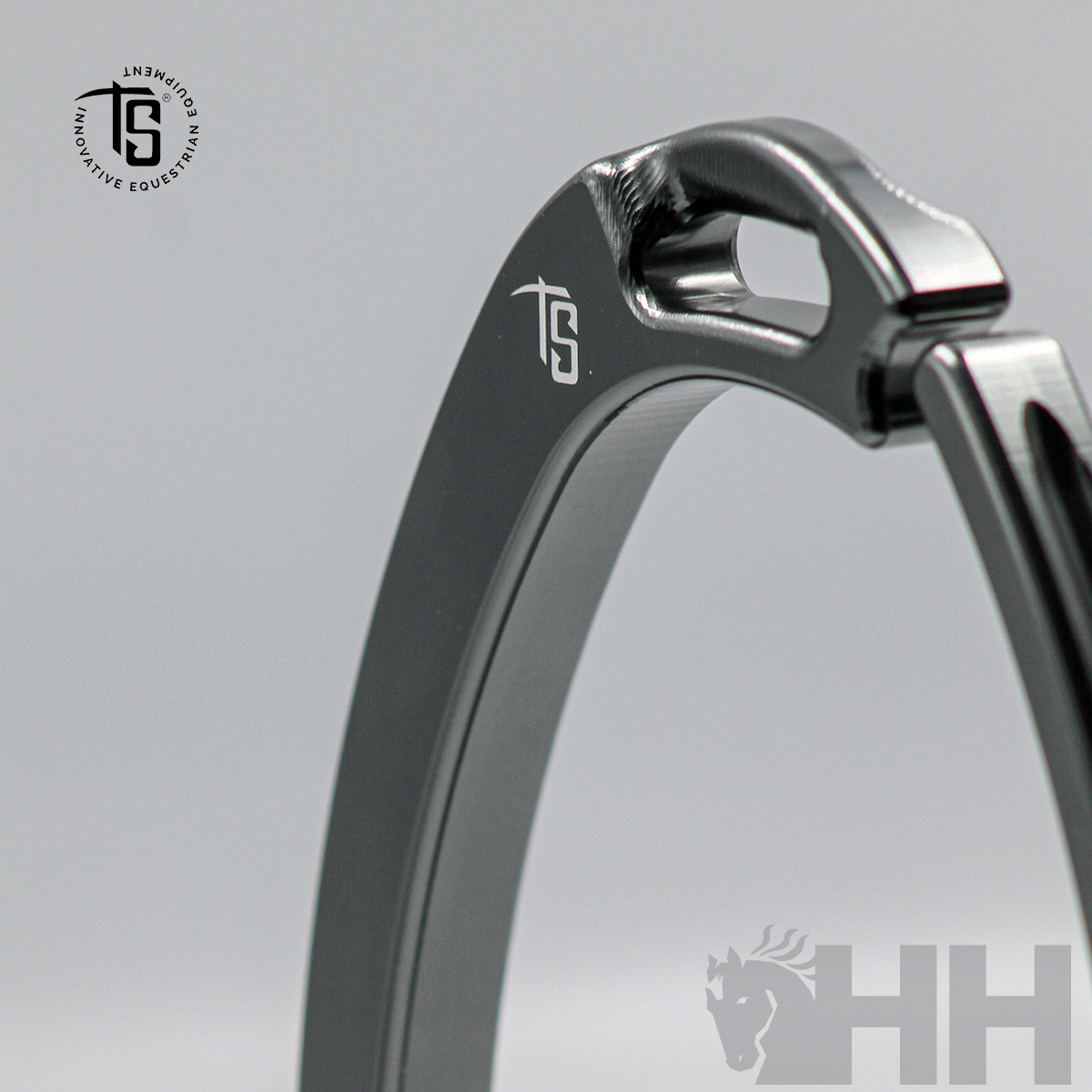 Espora metálica prateada com logotipo TS