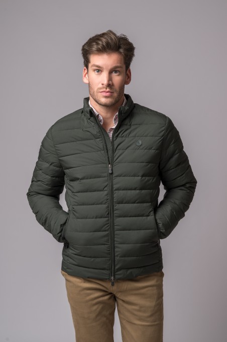 Casaco acolchoado verde escuro com fecho frontal e gola alta