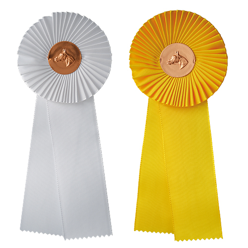 Duas rosetas de cetim, uma branca e outra amarela, com medalhoes de cavalo ao centro