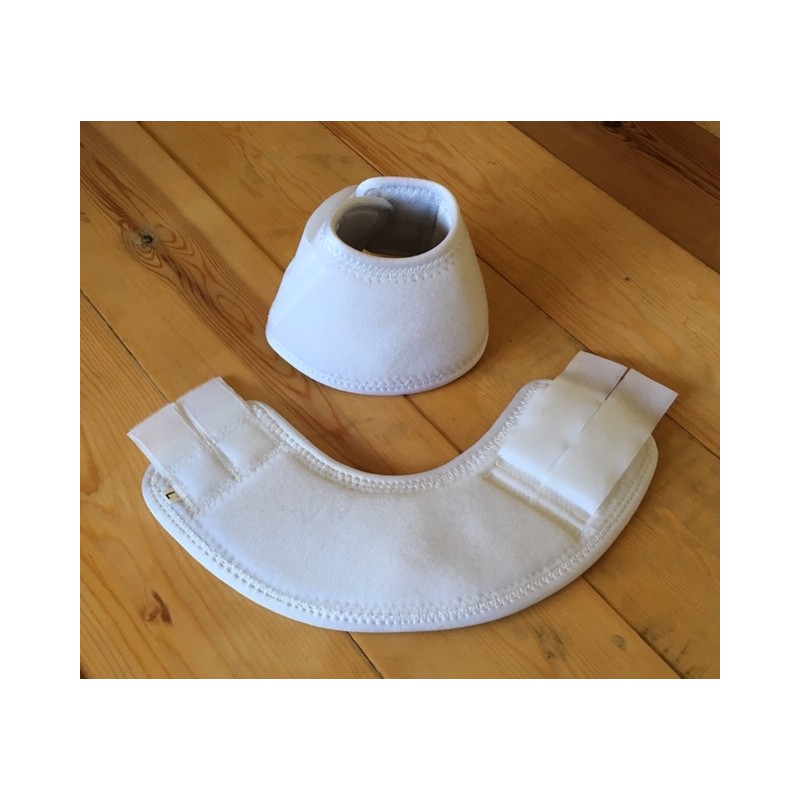 Conjunto de proteção branca com campânula e faixa de velcro sobre chão de madeira