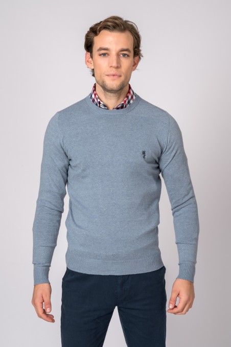 Camisola cinza de malha com gola redonda usada por homem com camisa de padrão xadrez