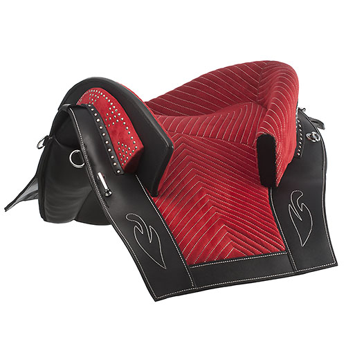Sela de equitação vermelha e preta com detalhes em pele e rebites