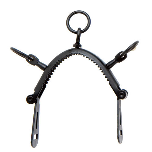 Ferramenta metálica preta com dentes serrilhados e ganchos