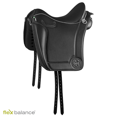 Sela de equitação preta em couro com detalhes metálicos prateados e tiras pretas perfuradas