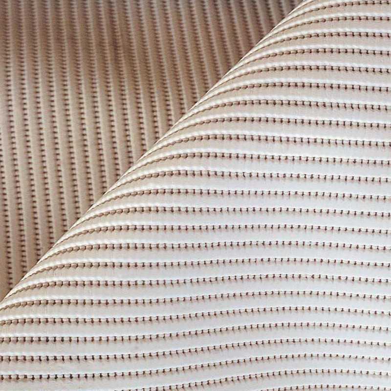 Tecido bege com raios castanhos horizontais e textura em dobra