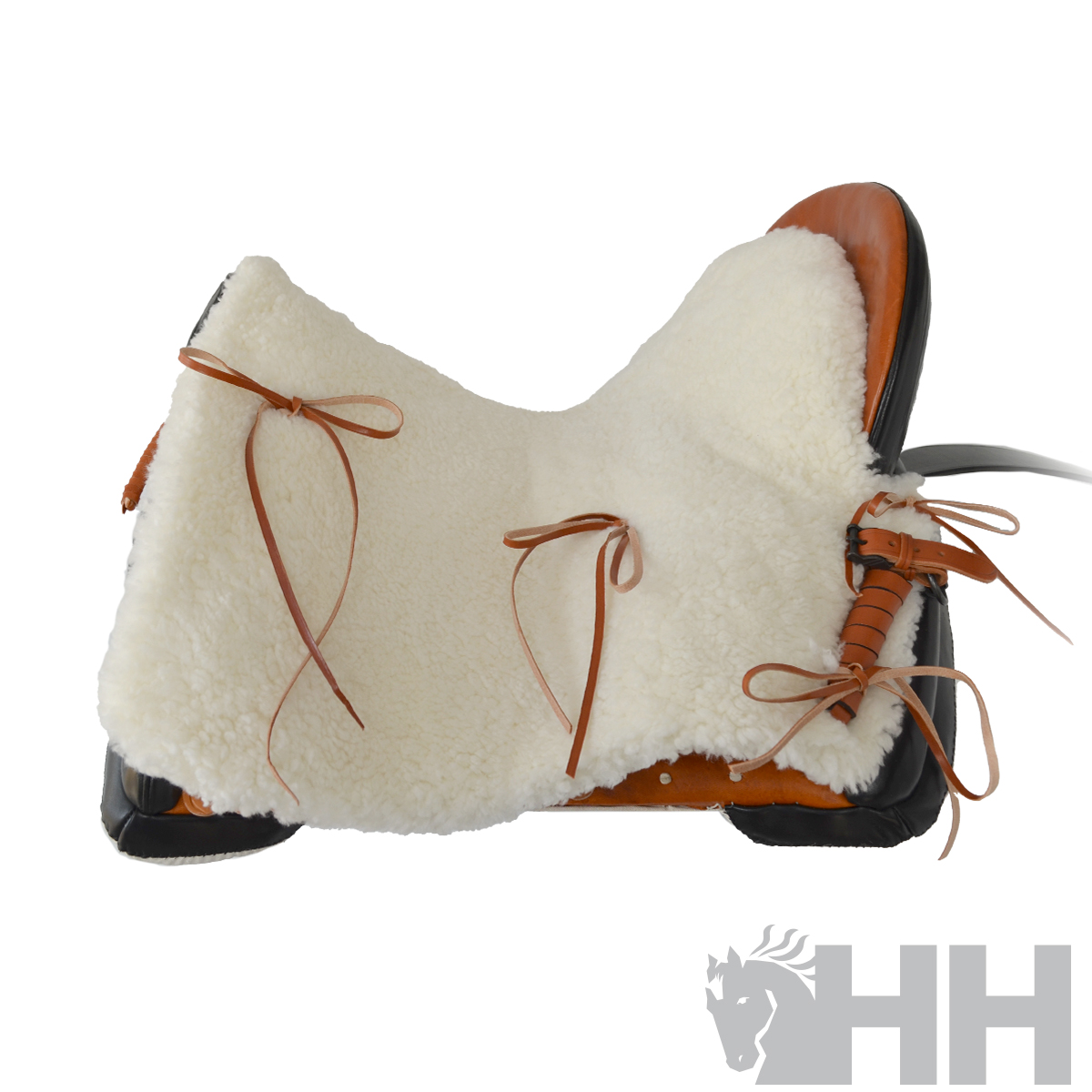 Sela de cavalo com forro branco e fitas de couro castanho