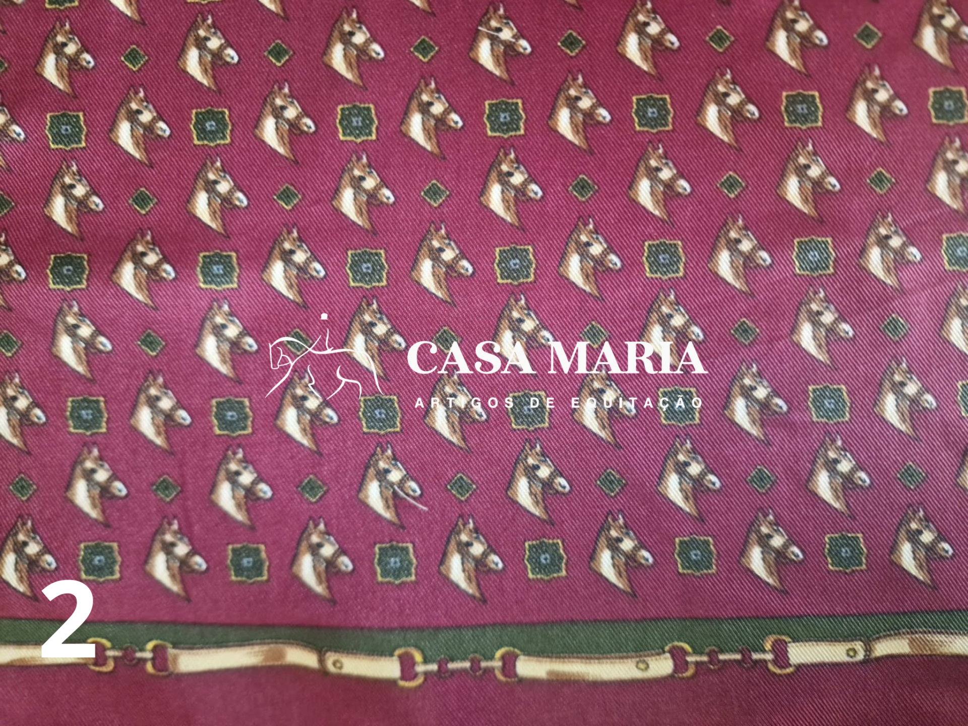 Tecido com padrão de cavalos e elementos geométricos, texto Casa Maria e faixa inferior com fechos.
