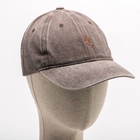 Boné castanho em tecido com aba curva exposto em manequim de tecido