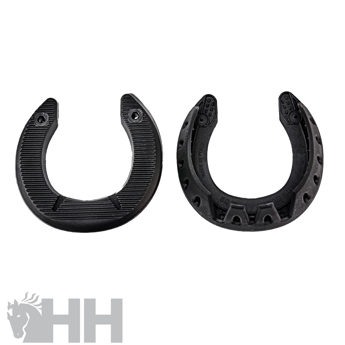 Duas ferraduras pretas de material sintético com padrões diferentes e furos para fixação sobre fundo branco