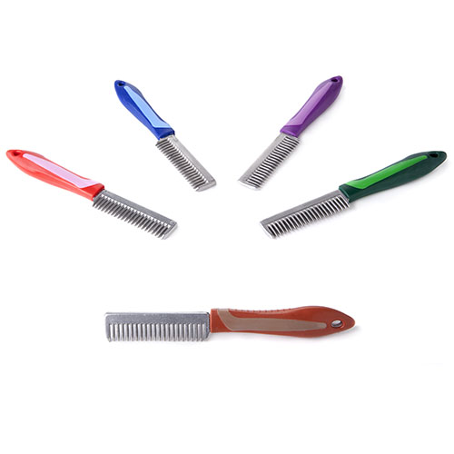 Cinco pentes com cabo colorido sobre fundo branco