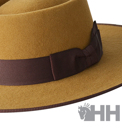 Chapéu de feltro castanho claro com fita e laço castanho escuro