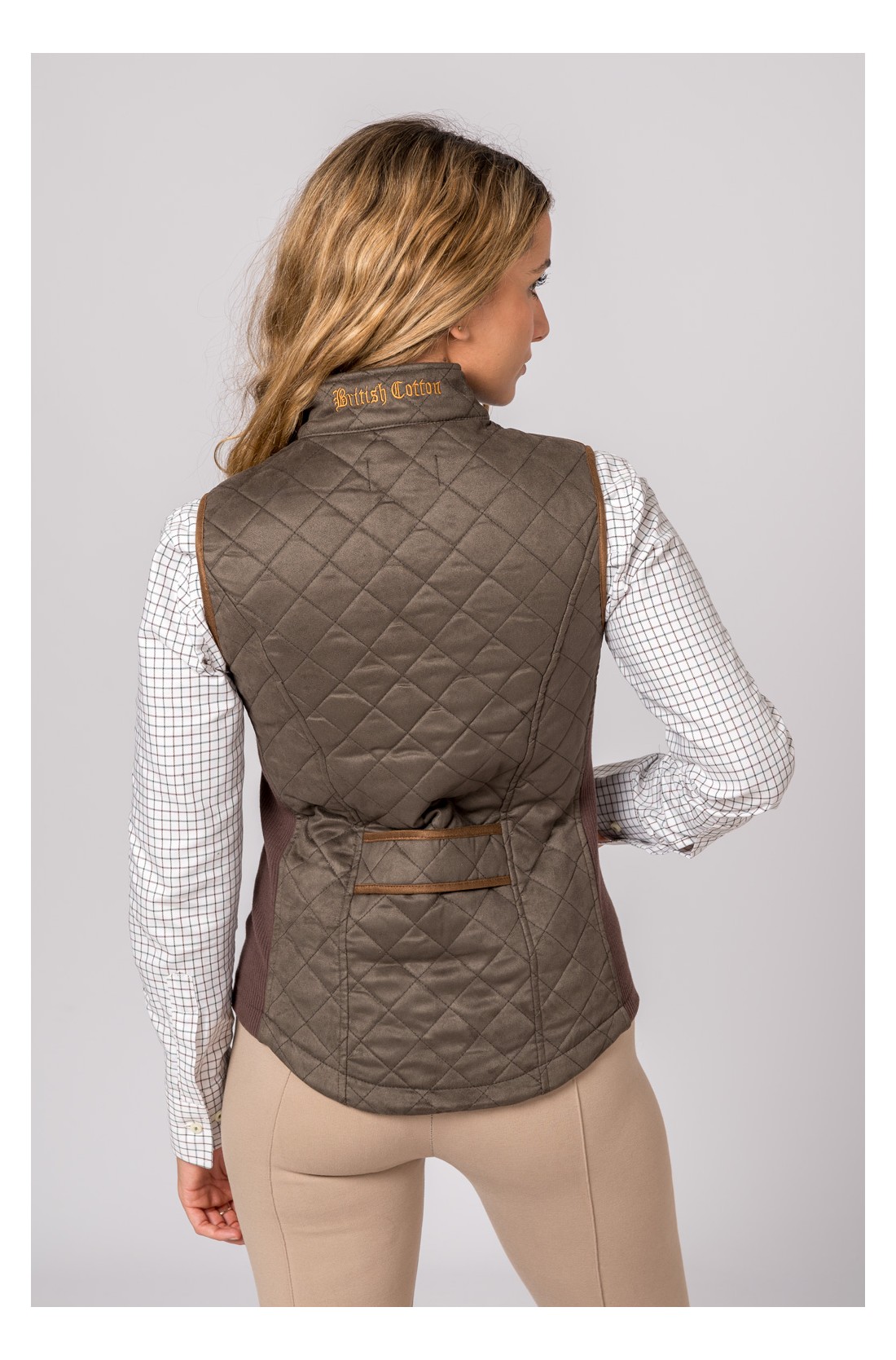 Colete matelassê castanho com colarinho bordado 'Barbury Cotton' visto de costas