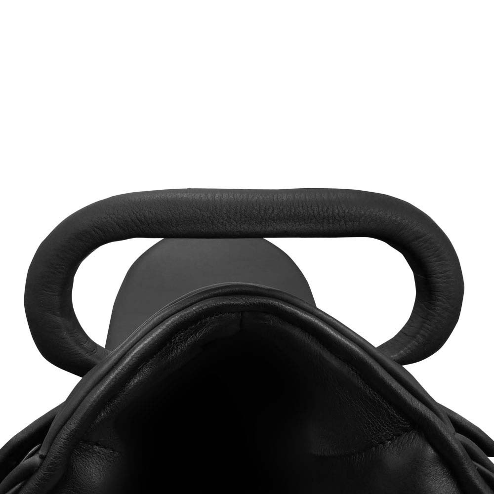 Mochila preta de pele com alça acolchoada vista de perto