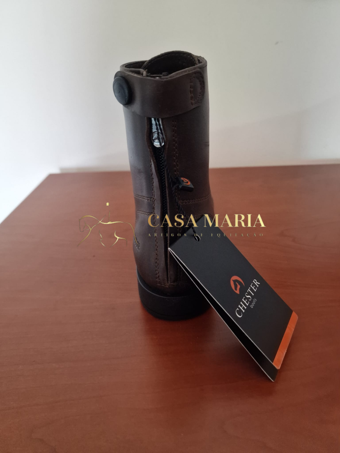 Bota de pele castanha escura com fecho e etiqueta Chester