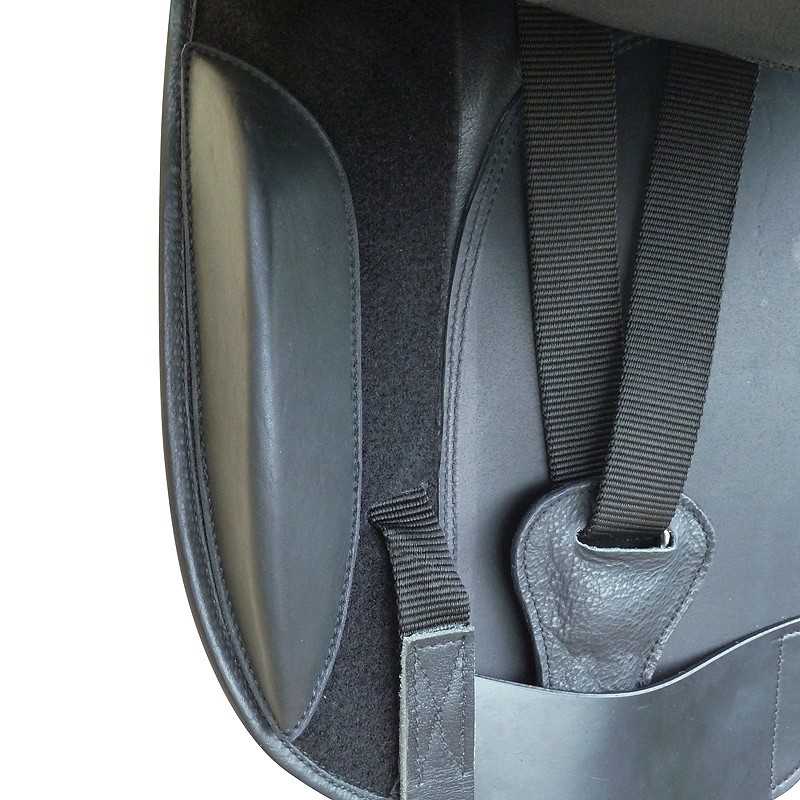 Parte de sela de cavalo preta com alças e costuras visíveis