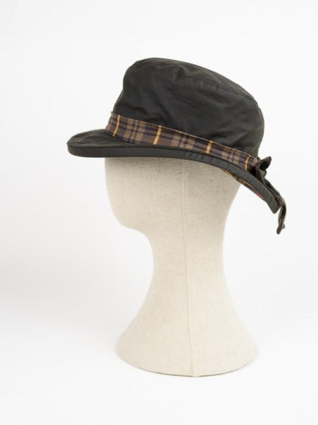 Chapéu preto com aba e faixa xadrez castanha em manequim