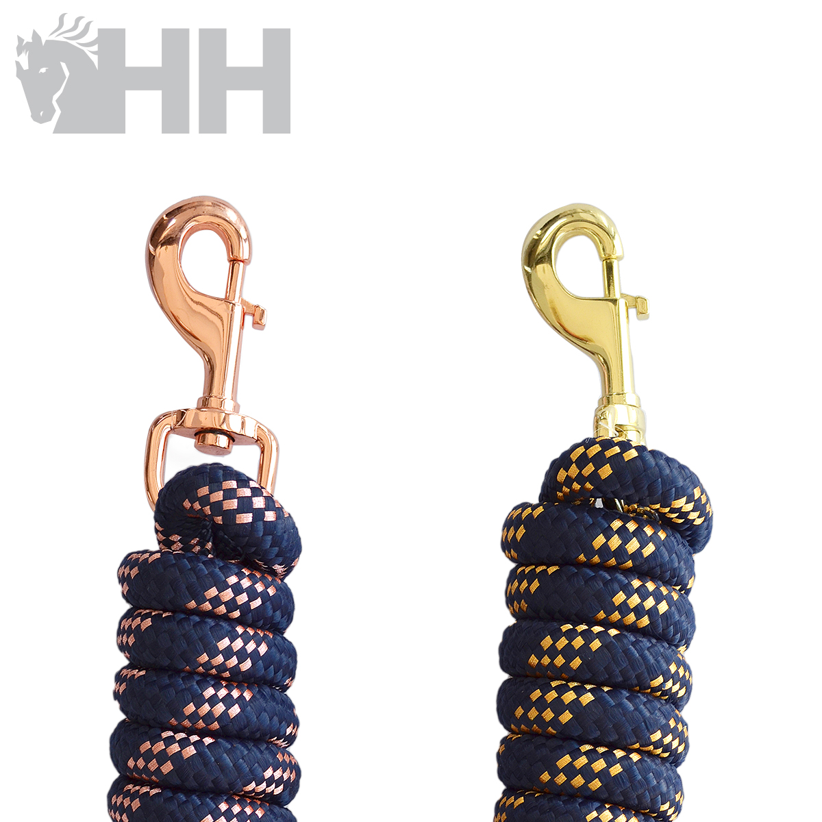 Duas cordas de amarração para equitação com mosquetões metálicos, uma cobreada e outra dourada, em cordas azuis com fios metálicos entrelaçados.
