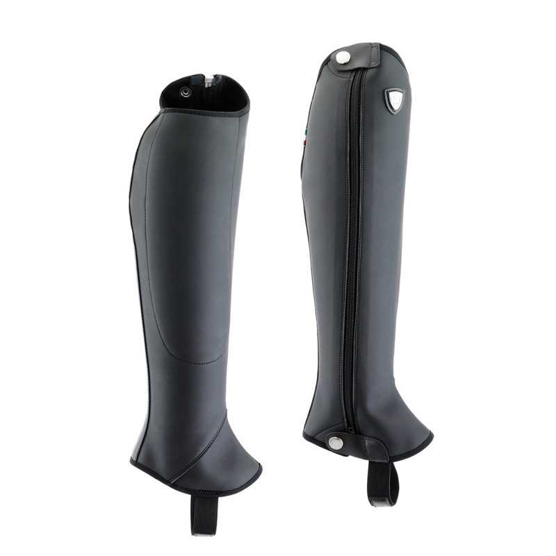 par de polainas pretas para equitação com fecho de correr e botões prateados