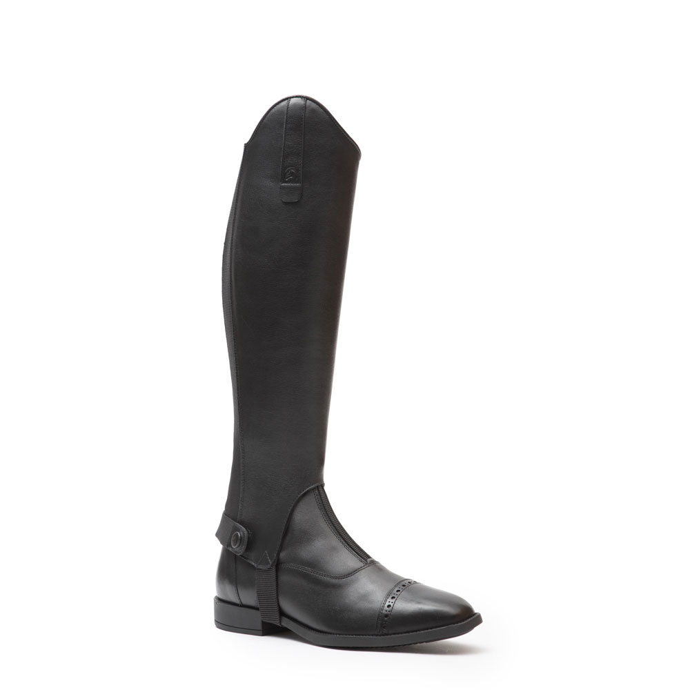 Bota preta de cano alto em pele com detalhes perfurados no bico