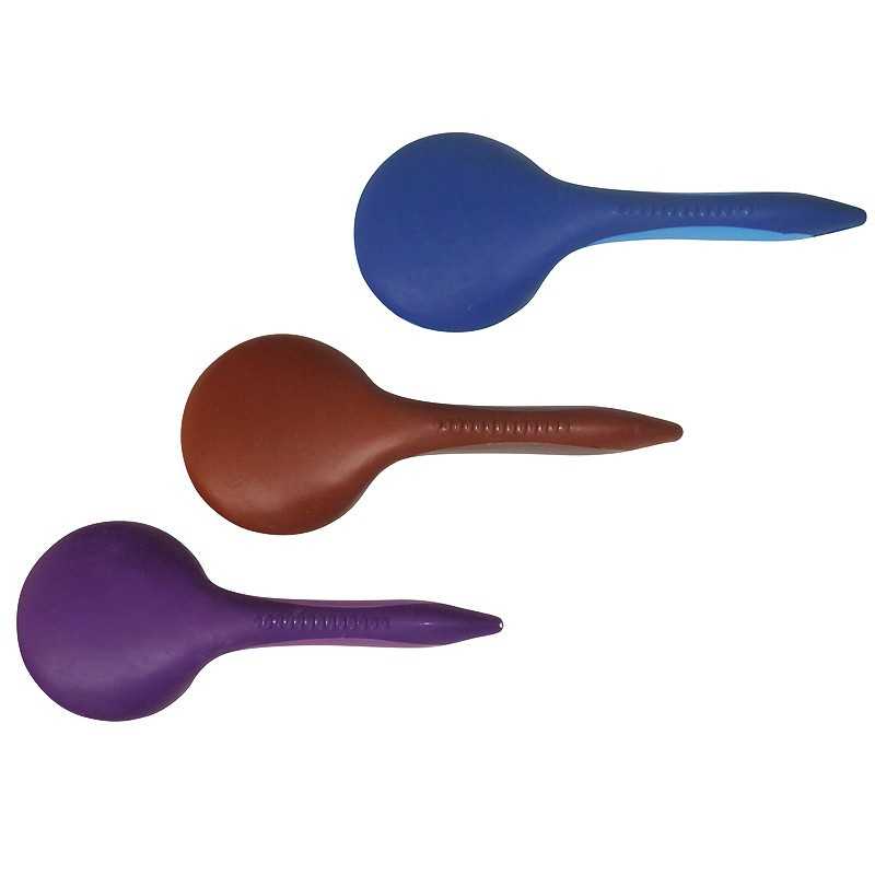 Três colheres plásticas nas cores azul, castanho e roxo em fundo branco