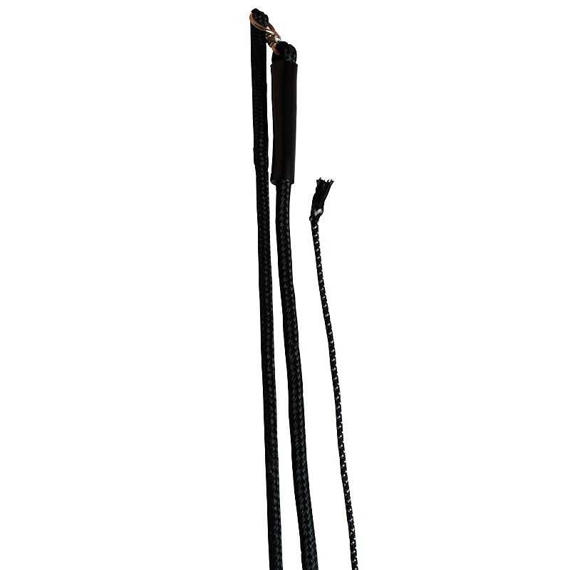 Três chicotes pretos de diferentes tamanhos com cabo revestido