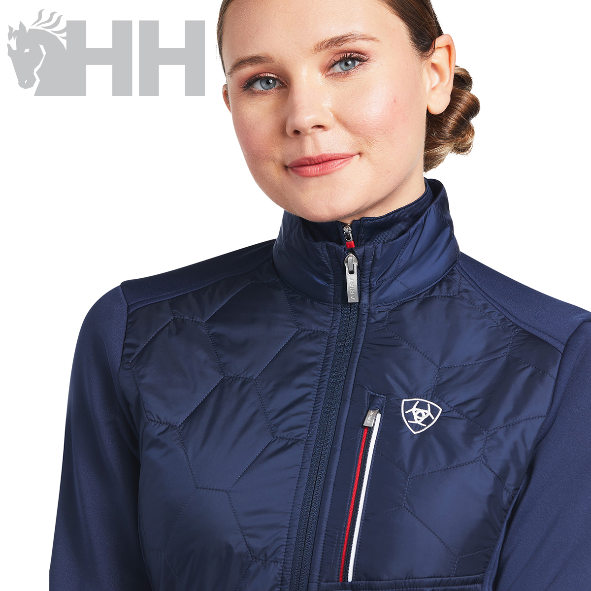 Mulher com casaco azul-escuro acolchoado com logótipo HH cinzento